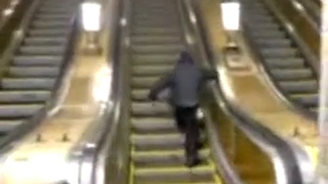 Упрямый мужик в метро! смотреть онлайн