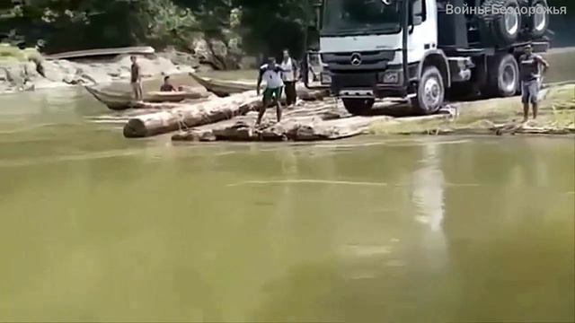 Чрезвычайно опасная переправа через реку лесовозом Actros 4043 AK с использованием традиционного смотреть онлайн