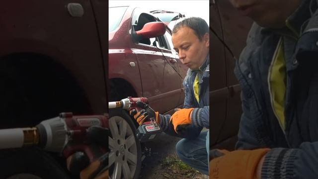 Мобильный помощник для откручивания гаек и винтов. Ударный аккумуляторный гайковерт REDVERG RD-IW18 смотреть онлайн