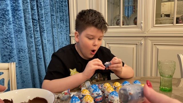 Подарки на Новый год ? часть 4 ? Собираем коллекцию СИМВОЛ ГОДА Открываем кучу шоколадных яиц смотреть онлайн