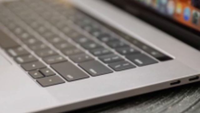 2018 Macbook Pro Graphic Designers Review - Should You Buy the New Macbook Pro? смотреть онлайн