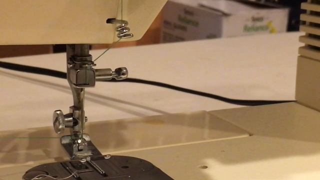 How to Thread a Sewing Machine Singer 6212C Sewing Basics Bobbin смотреть онлайн