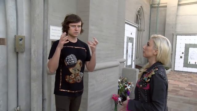 Прохор Шаляпин у могилы Майкла Джексона. Глендейл, 2019 г. смотреть онлайн