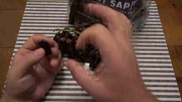 BIGGEST Grapes I Have Ever Seen (Sweet Sapphire / Moon Grapes) смотреть онлайн
