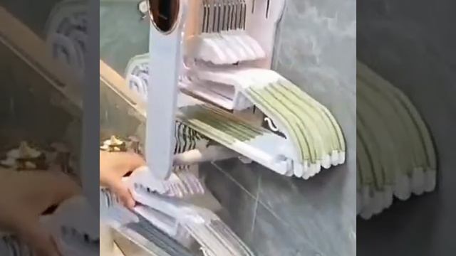 Гаджеты для дома Лайфхаки для компактного хранения одежды на вешалках и полках #shorts смотреть онлайн