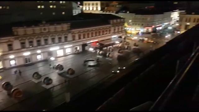 ❱❱❱ Автокран Либхер ЛТМ 1025 при подъёме материалов на крышу ЦУМ смотреть онлайн