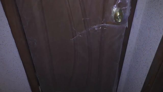 РЕМОНТ И ОТДЕЛКА ТУАЛЕТА. Подготовка основания, укладка плитки на пол и затирка швов. Часть 1 смотреть онлайн