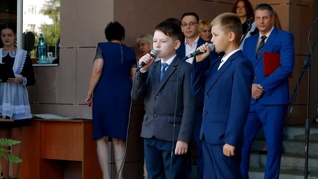 Линейка 1 сентября школа 5 выступление Дениса.mp4 смотреть онлайн