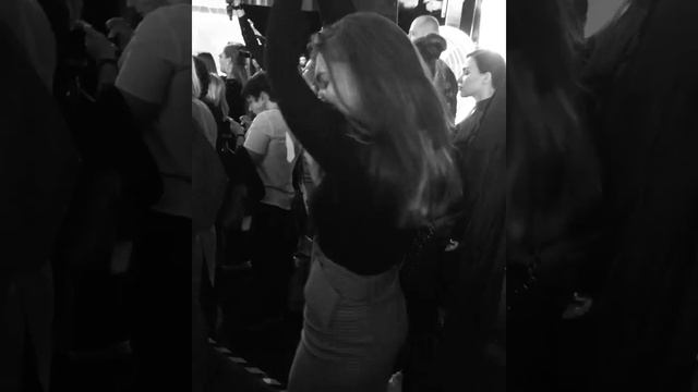 Все что нам нужно- это хорошие друзья и песни, чтобы петь их вместе?