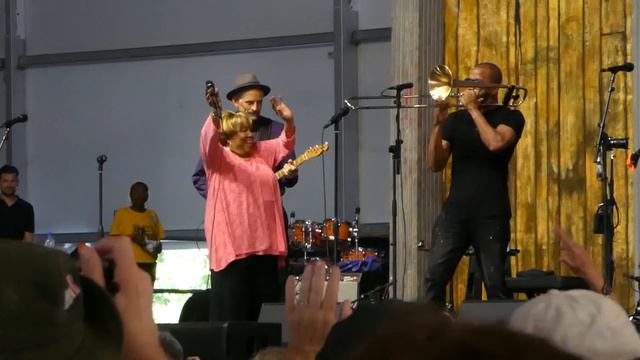 Mavis Staples at 2019 Jazz Fest смотреть онлайн