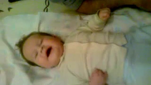 Ребенок смешно смеется