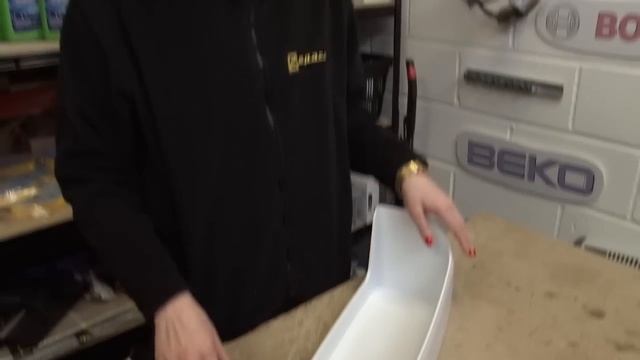 Hotpoint Fridge Door Bottle Rack смотреть онлайн