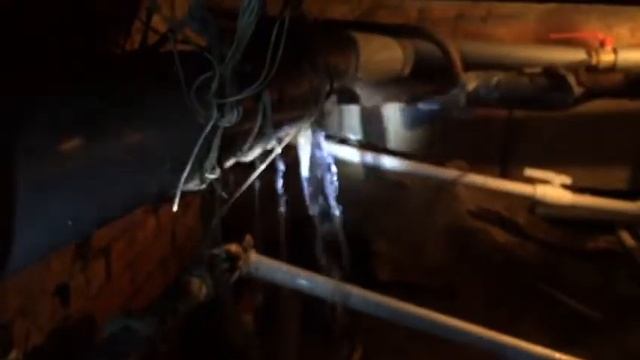 28.11.2021г. течь трубы КНС в подвале МКД смотреть онлайн