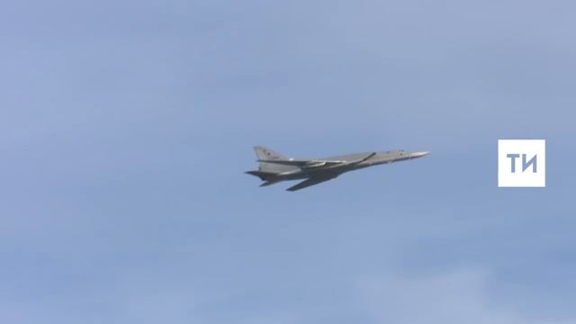 Авиашоу над Казанью: кланяющаяся «восьмерка», боевой заход «Медведя» и разноцветные петли от «Руси» смотреть онлайн