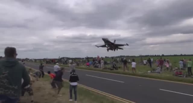 Турецкий F-16 пилот очень опасно летает жесть. смотреть онлайн