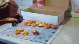 Луковицы гладиолусов. Обработка зеленкой от болезней.