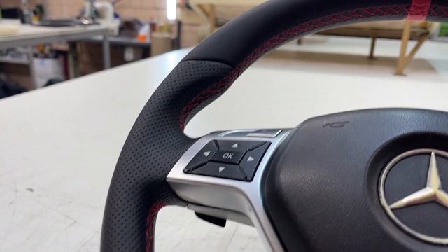 Перетянули руль Mercedes C180 в гладкую экокожу с псевдоперфорацией, сделали нулевую метку смотреть онлайн