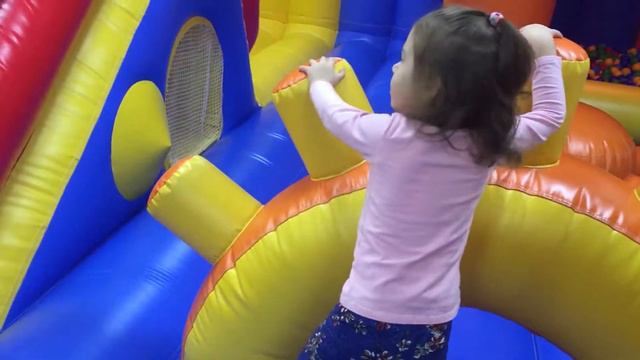 Дети в игровой комнате,развлечения для детей смотреть онлайн