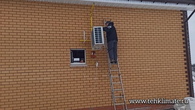 Установка наружного блока кондиционера с помощью электроподъемника смотреть онлайн