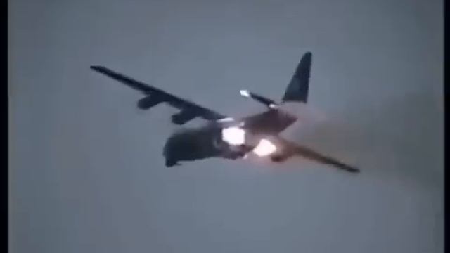 Взлет транспортного самолета с использованием пороховых ускорителей смотреть онлайн