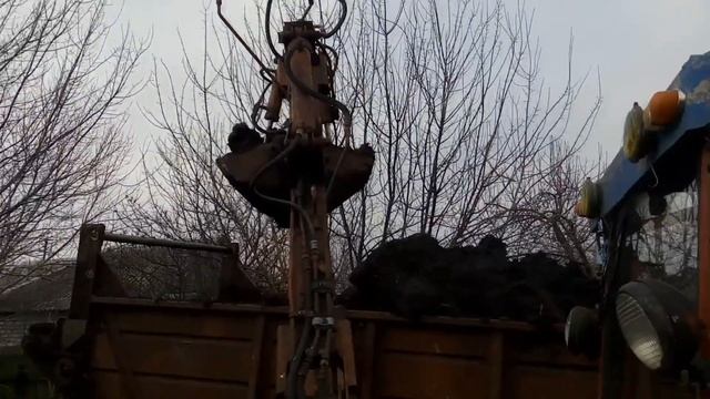 Погрузка и разгрузка навоза на огороде. Погрузчик Т-16 и навозоразбрасыватель РОУ-6 смотреть онлайн