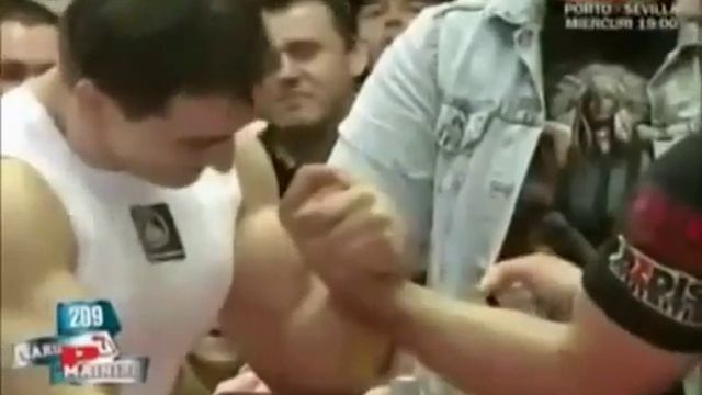 Армреслер против бодибилдира !!! смотреть онлайн