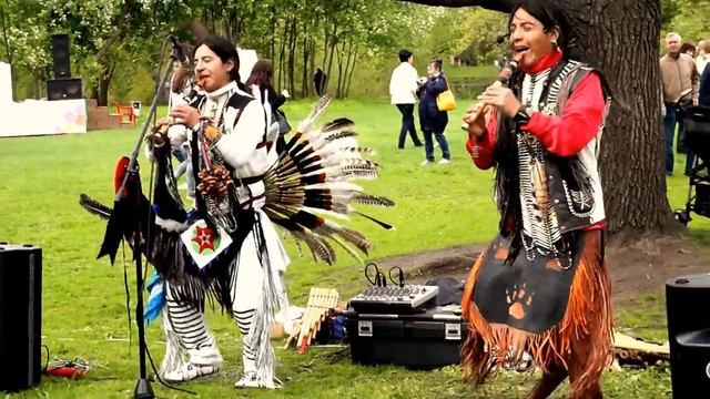 Душа разрывается от этой песни индейцев.  Индейцы на фестивале тюльпанов.