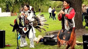 Душа разрывается от этой песни индейцев.  Индейцы на фестивале тюльпанов.