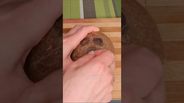 Как расколоть кокос и вынуть мякоть - быстро и просто смотреть онлайн