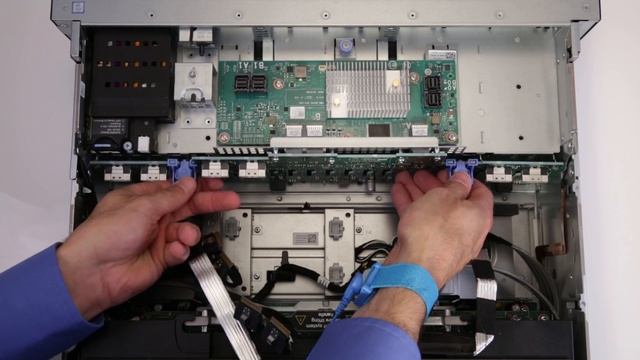 Dell EMC PowerEdge R940: Remove/Install x24 Hard Drive Backplane смотреть онлайн