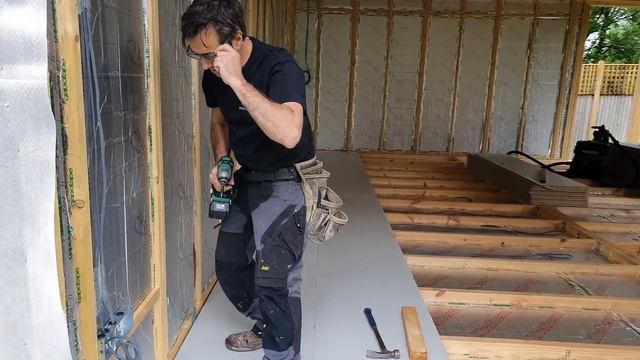 Building a Garden Room Laying Chipboard Flooring, 22mm Egger Protect, The full How to Guide on site смотреть онлайн