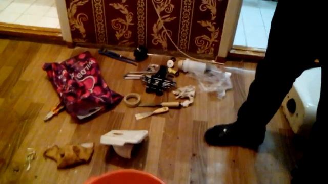 3 мая 2017. Сантехник меняет арматуру в бачке унитаза. 3 смотреть онлайн