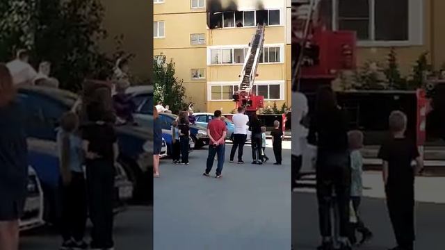 В "солнечном" доме посреди бела дня выгорела квартира смотреть онлайн