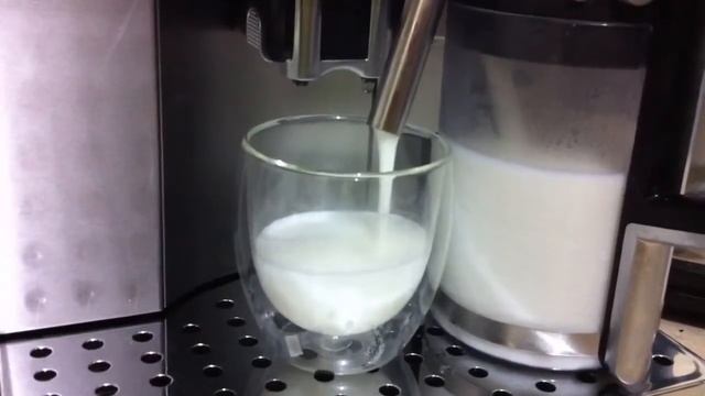 A quick cappuccino with our De'Longhi ESAM6600 PrimaDonna :) смотреть онлайн