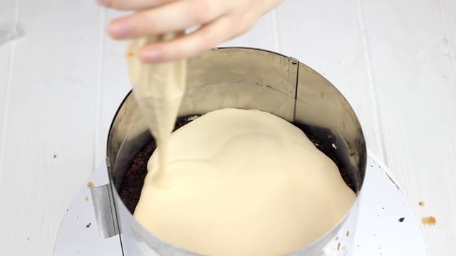 ШОКОЛАДНЫЙ ТОРТ С УКРАШЕНИЕМ. Как собрать муссовый торт и украсить торт кремом. Бисквит без муки смотреть онлайн