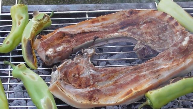 БОЛЬШИЕ СТЕЙКИ TOMAHAWK НА МАНГАЛЕ. ΜΠΡΙΖΟΛΕΣ TOMAHAWK ΣΤΑ ΚΑΡΒΟΥΝΑ. смотреть онлайн