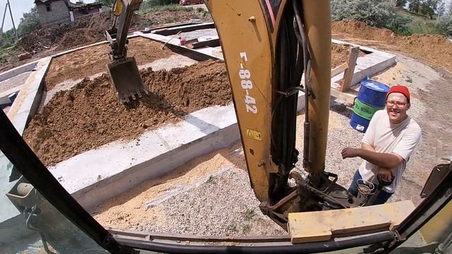 Засыпаю песок в ленточный фундамент. Полы по грунту. смотреть онлайн