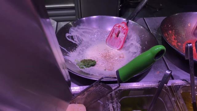 Ресторан вапиано Vapiano Киев. Паста с креветками и соусом песто смотреть онлайн