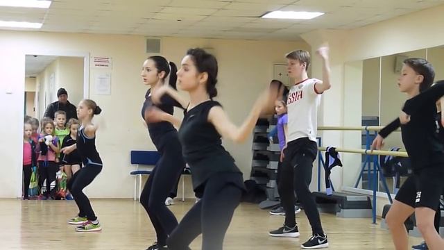 На занятии по хореографии (модерн). "Хрустальный", 15.01.2017 (2) смотреть онлайн