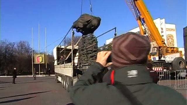 Демонтаж памятника Дзержинскому в Днепродзержинске смотреть онлайн