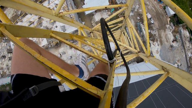 Як крановий спускається з крана. How the crane operator descends from the tower crane. смотреть онлайн