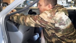 как снять верхнюю часть панели приборов тойота виц 10 кузов.