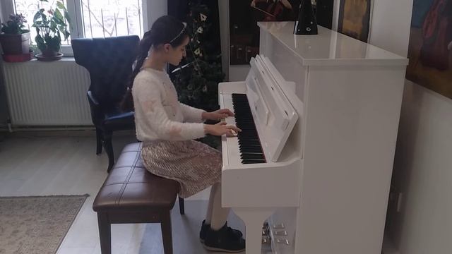 Elif Hilâl KORKMAZ, J.S.Bach, Menuet in G, 05/03/2022 смотреть онлайн