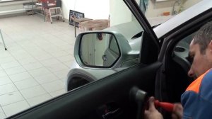Установка бокового стекла на Honda CR-V в Казани.