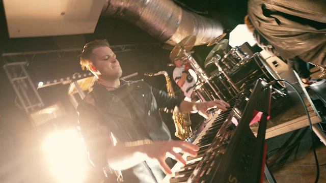 КАВЕР-ГРУППА В ГЛАВНЫХ РОЛЯХ ПРОМО 2024 смотреть онлайн