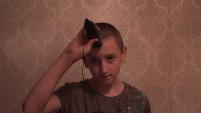 Стригусь налысо (делаю ещё и ирокез) смотреть онлайн