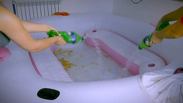 ПРЫЩИ ОТ СПРАЙТА! ? Я ПРОВЕЛА 24 ЧАСА В СПРАЙТЕ И БАНАНАХ В ЕДИНОРОГЕ! ЦЕЛАЯ ВАННА СО СПРАЙТОМ! смотреть онлайн