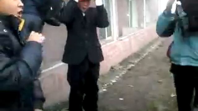 Мальчик очень смешно танцует смотреть онлайн