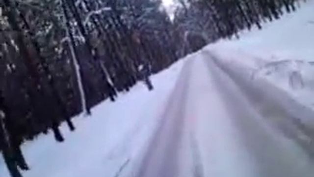 Зима, снегопады, а курьер ещё в декабре поставил впереди шипованую покрышку, и едет с радостью! смотреть онлайн