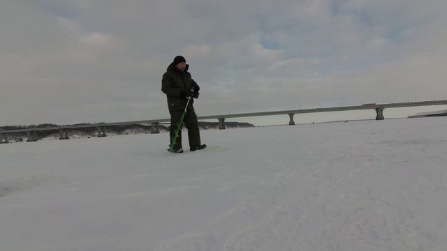 Зимняя рыбалка на Каме, Сорочьи горы. Ловля судака на раттлины. смотреть онлайн